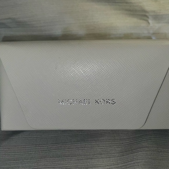 NWOT MICHAEL KORS WOMAN’S ROUND SUNGLASSES WITH CASE - Picture 4 of 9